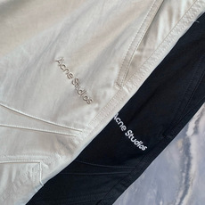 解构之境Acne Stud*ios叠层刺绣长裤在当代时尚的版图中,瑞典品牌Acne Stu*dios始终 解构之境Acne Stud*ios叠层刺绣长裤在当代时尚的版图中,瑞典品牌Acne Stu*dios始终