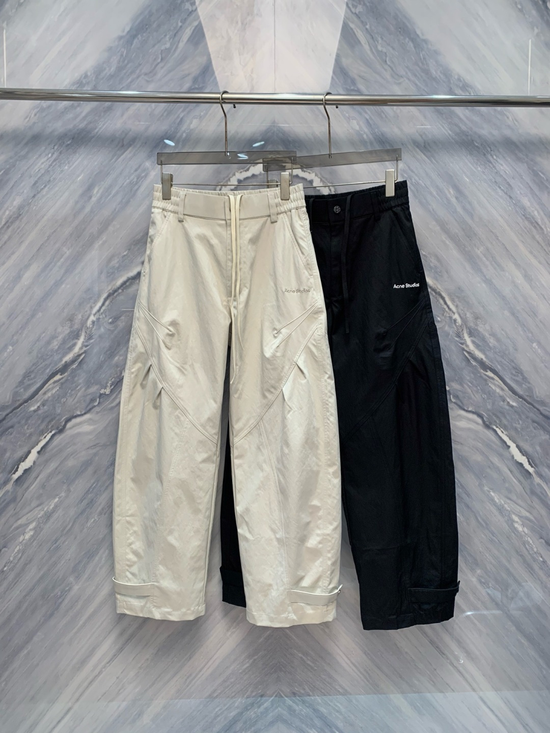 解构之境Acne Stud*ios叠层刺绣长裤在当代时尚的版图中，瑞典品牌Acne Stu*dios始终