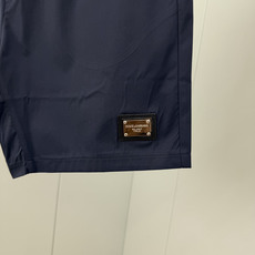 Dolce&Gabbana.杜嘉班纳 夏季经典金属皮牌徽标再生尼龙四分休闲短裤,正面左侧下摆饰有品牌经典 Dolce&Gabbana.杜嘉班纳 夏季经典金属皮牌徽标再生尼龙四分休闲短裤,正面左侧下摆饰有品牌经典