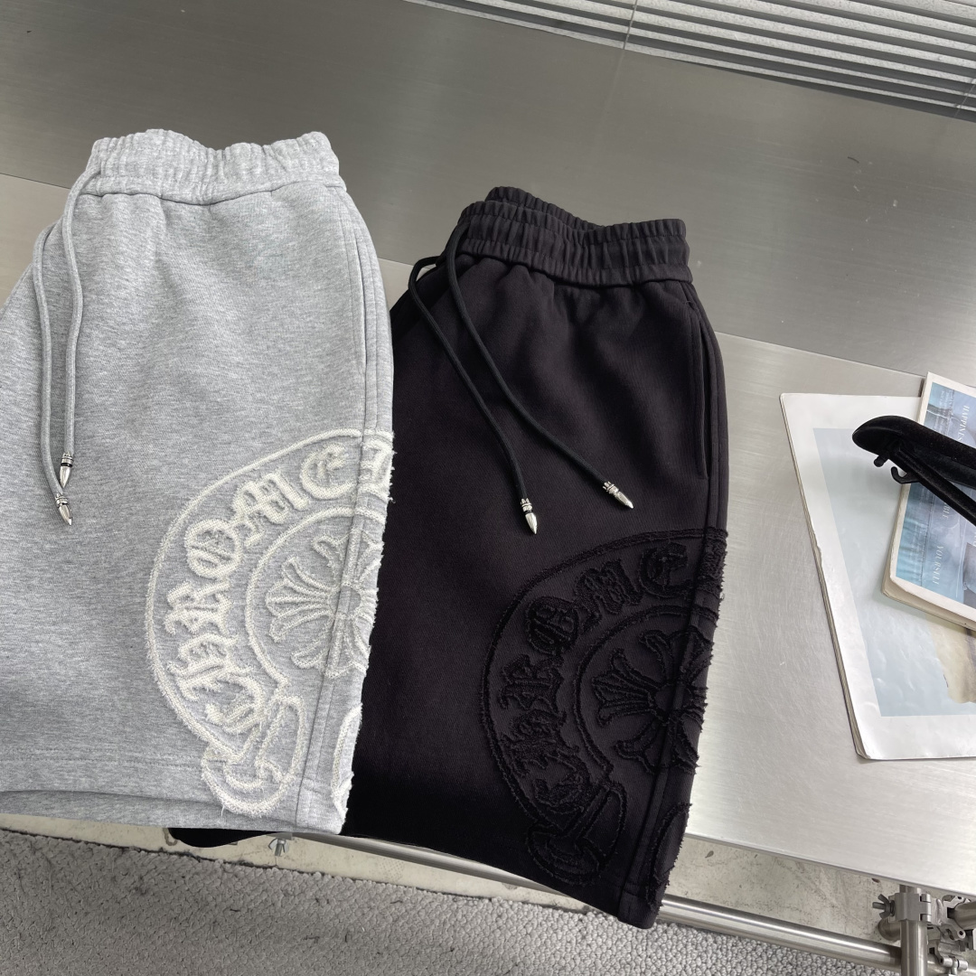-CH 克罗心   26ss新款松紧腰休闲短裤风尚前沿的不二之选。两侧马蹄logo烧花，传承经典，交织时