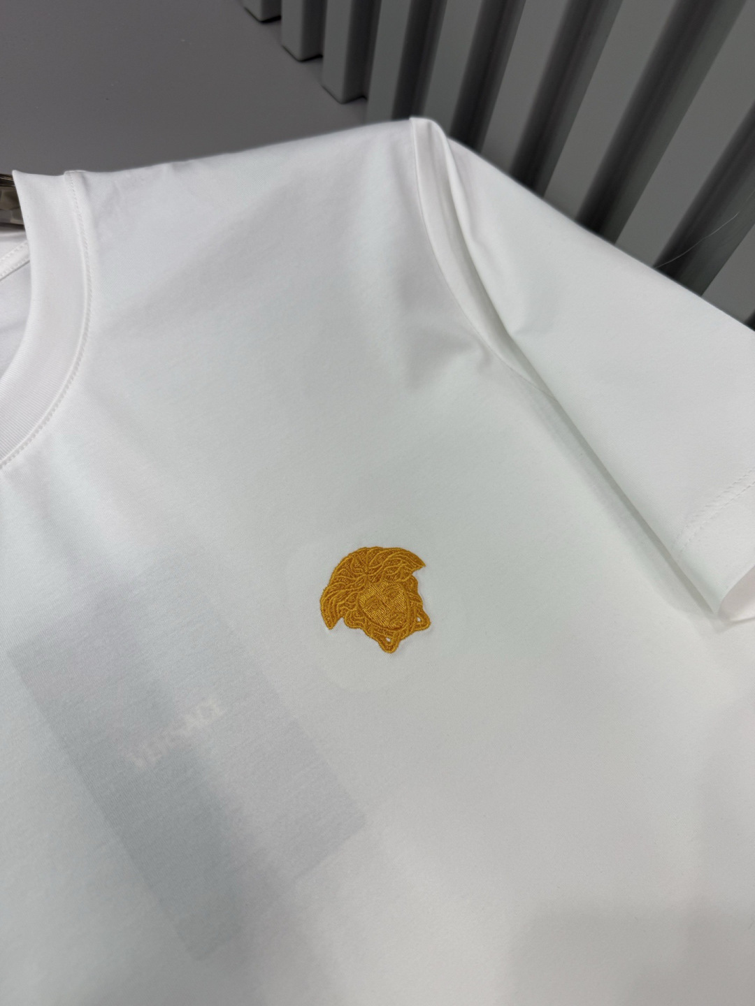 Versace2026春夏的经典款男士Medusa 短袖T恤；设计简约大气，兼具高级感与日常实穿性。标志