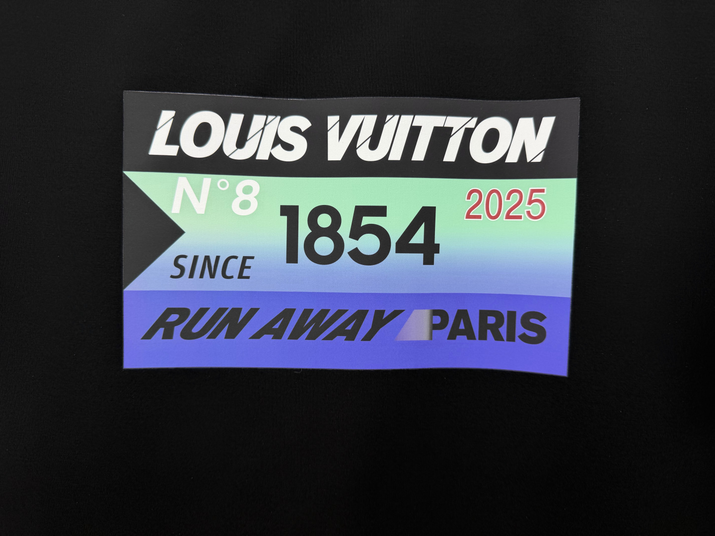 LOUIS VUITT*N.路易*登 SS26春夏新品字母印花标识短袖T恤，正面饰印花撞色渐变设计，品牌