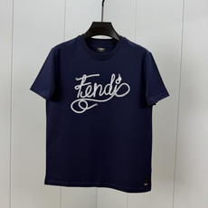Fendi.芬迪 26夏季新品绳索字样logo印花标识短袖T恤,正面饰有绳索品牌字样logo装饰设计,衣 Fendi.芬迪 26夏季新品绳索字样logo印花标识短袖T恤,正面饰有绳索品牌字样logo装饰设计,衣