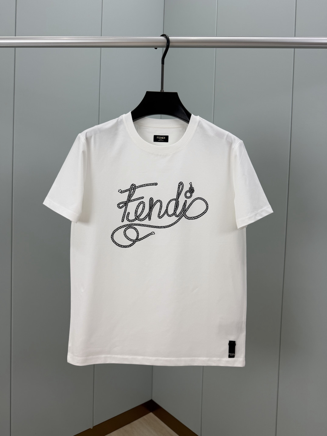 Fendi.芬迪 26夏季新品绳索字样logo印花标识短袖T恤，正面饰有绳索品牌字样logo装饰设计，衣