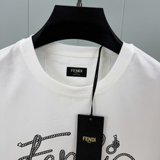 Fendi.芬迪 26夏季新品绳索字样logo印花标识短袖T恤,正面饰有绳索品牌字样logo装饰设计,衣 Fendi.芬迪 26夏季新品绳索字样logo印花标识短袖T恤,正面饰有绳索品牌字样logo装饰设计,衣
