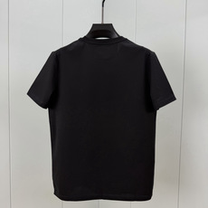 Fendi.芬迪 26夏季新品绳索字样logo印花标识短袖T恤,正面饰有绳索品牌字样logo装饰设计,衣 Fendi.芬迪 26夏季新品绳索字样logo印花标识短袖T恤,正面饰有绳索品牌字样logo装饰设计,衣