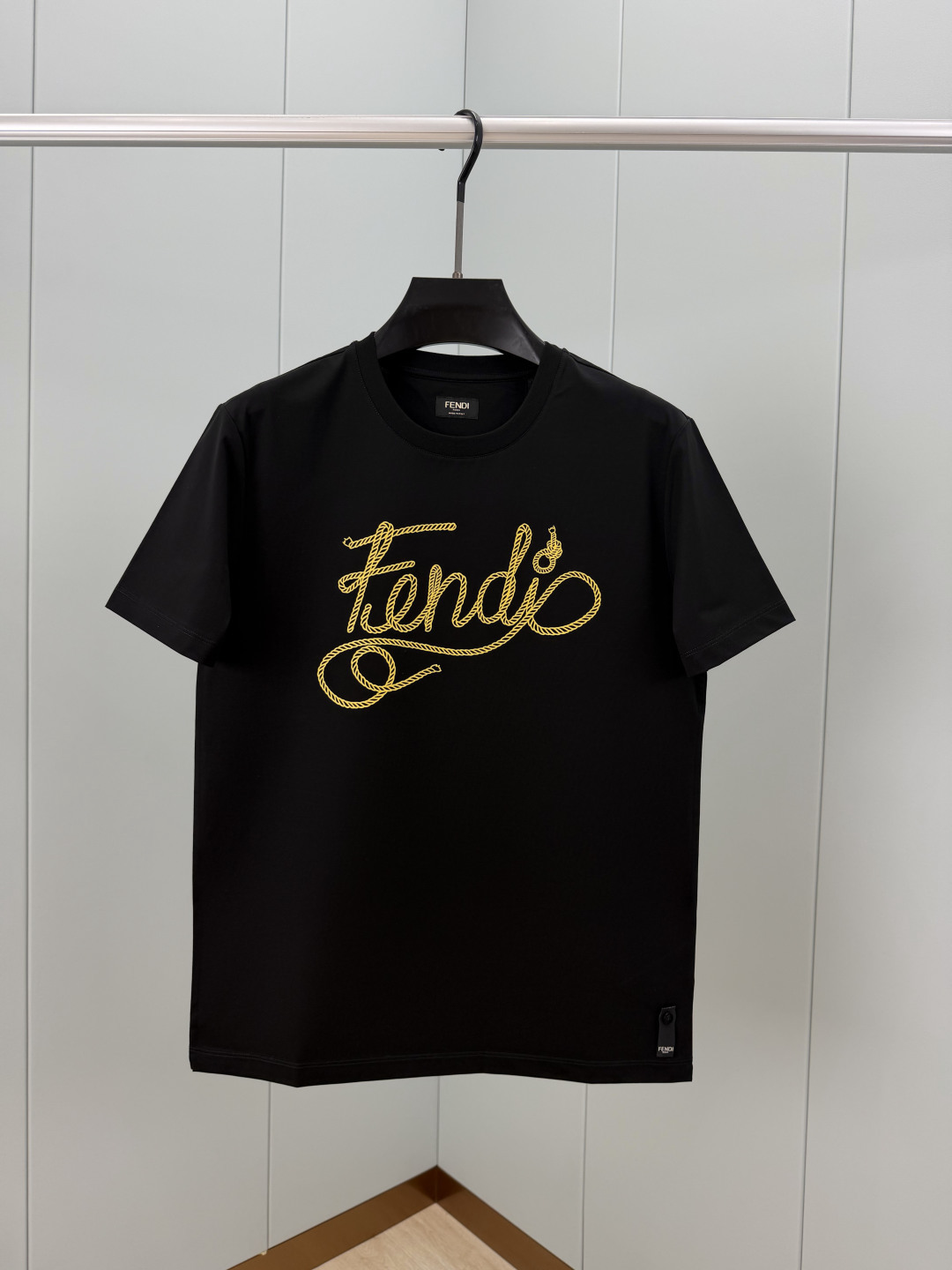Fendi.芬迪 26夏季新品绳索字样logo印花标识短袖T恤，正面饰有绳索品牌字样logo装饰设计，衣