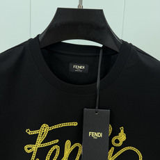 Fendi.芬迪 26夏季新品绳索字样logo印花标识短袖T恤,正面饰有绳索品牌字样logo装饰设计,衣 Fendi.芬迪 26夏季新品绳索字样logo印花标识短袖T恤,正面饰有绳索品牌字样logo装饰设计,衣