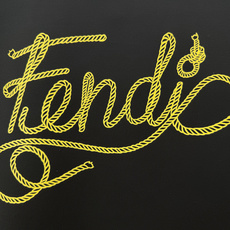 Fendi.芬迪 26夏季新品绳索字样logo印花标识短袖T恤,正面饰有绳索品牌字样logo装饰设计,衣 Fendi.芬迪 26夏季新品绳索字样logo印花标识短袖T恤,正面饰有绳索品牌字样logo装饰设计,衣