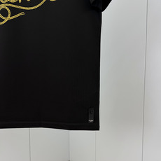 Fendi.芬迪 26夏季新品绳索字样logo印花标识短袖T恤,正面饰有绳索品牌字样logo装饰设计,衣 Fendi.芬迪 26夏季新品绳索字样logo印花标识短袖T恤,正面饰有绳索品牌字样logo装饰设计,衣