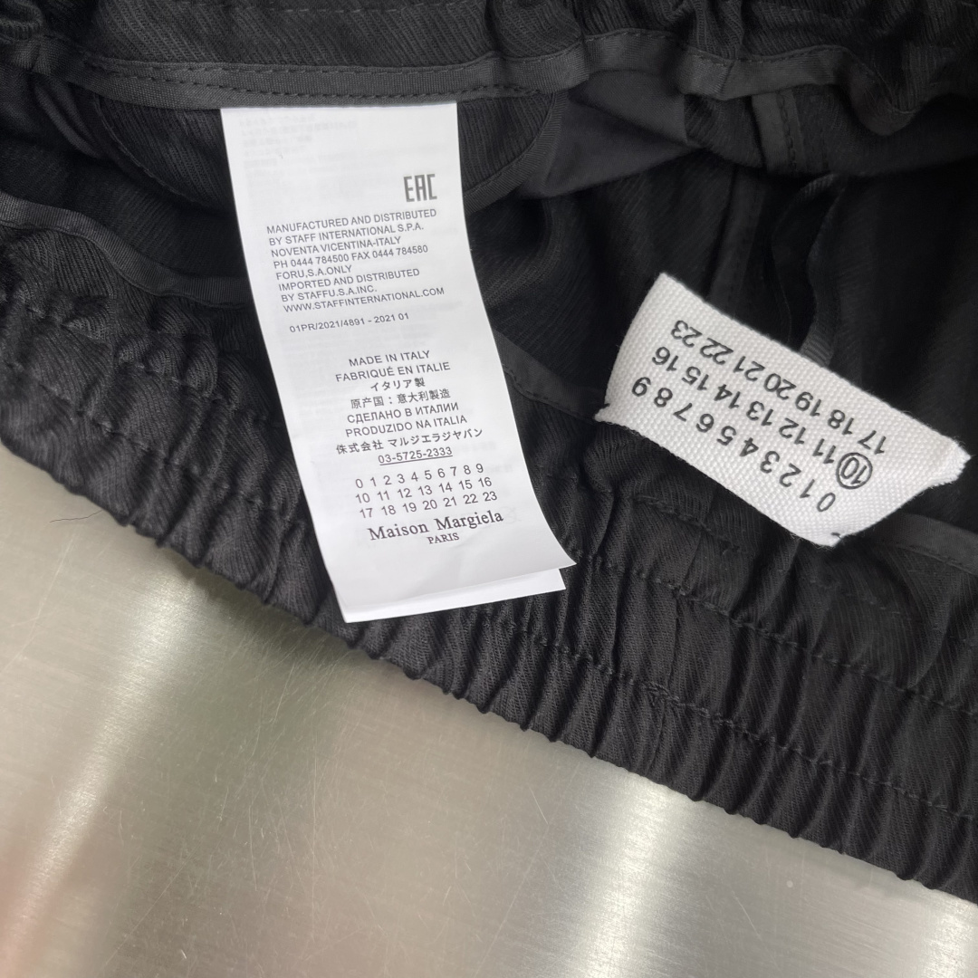 -MM6 马吉拉     新款休闲裤，采用混纺麻料面料打造，舒适轻肤软糯，非常有垂感不显臃肿。简约log