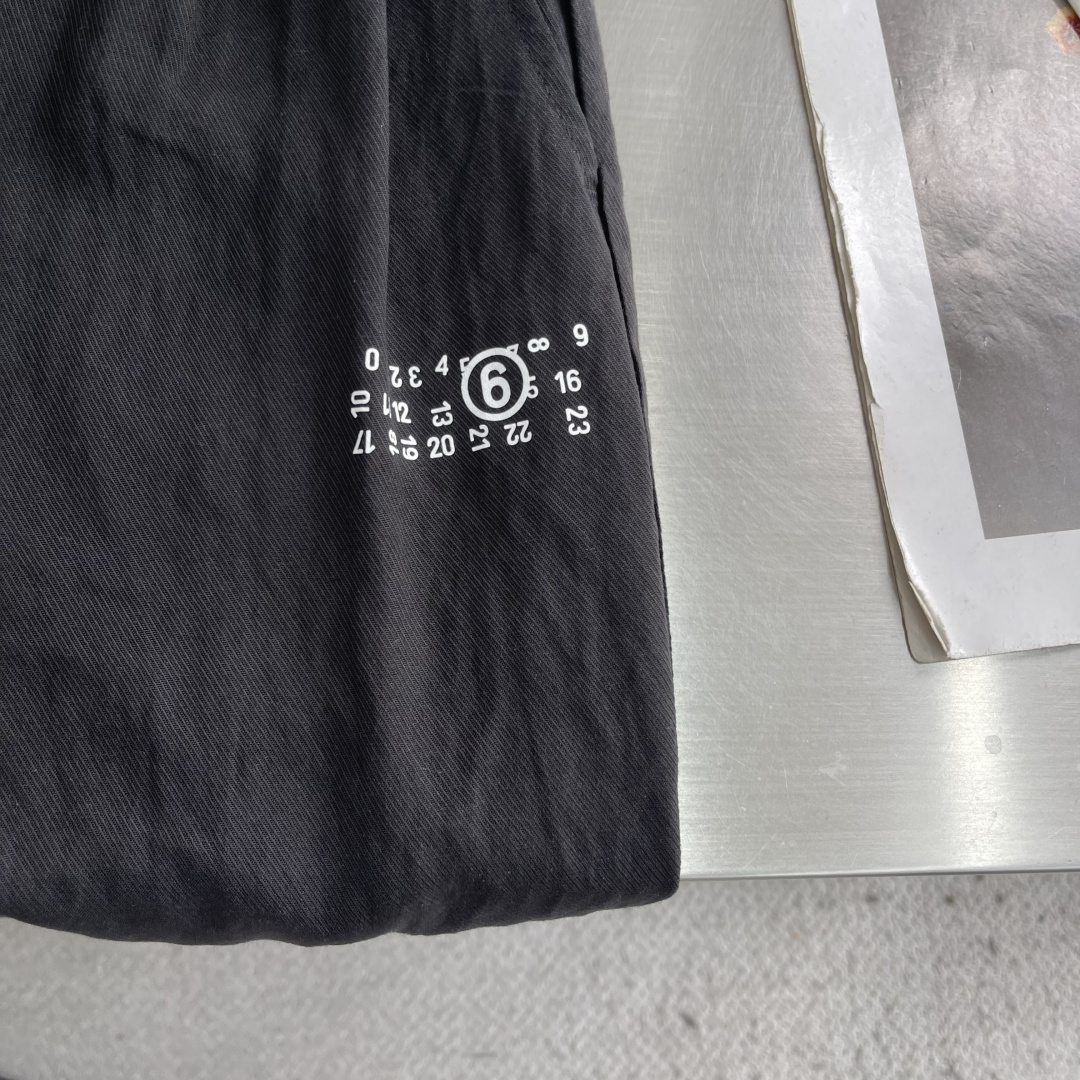-MM6 马吉拉     新款休闲裤，采用混纺麻料面料打造，舒适轻肤软糯，非常有垂感不显臃肿。简约log