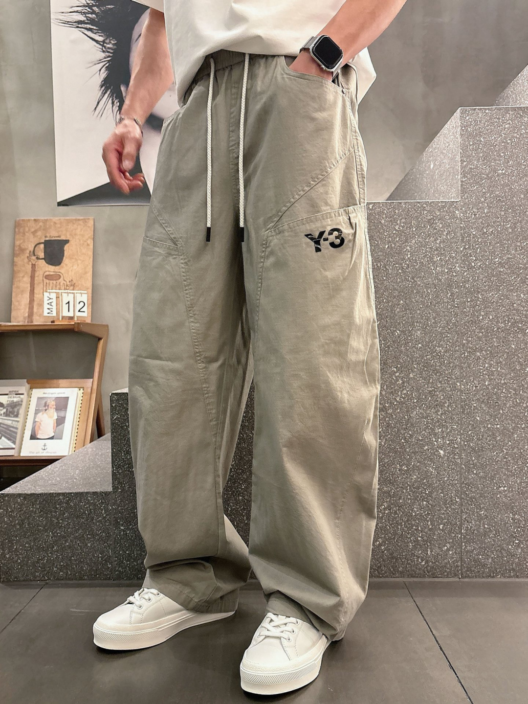 Y.3 夏季新款休闲裤，采用优质洗水棉布面料，整体水洗超级好看炫酷！两侧口袋设计搭配品牌标识，设计感十足