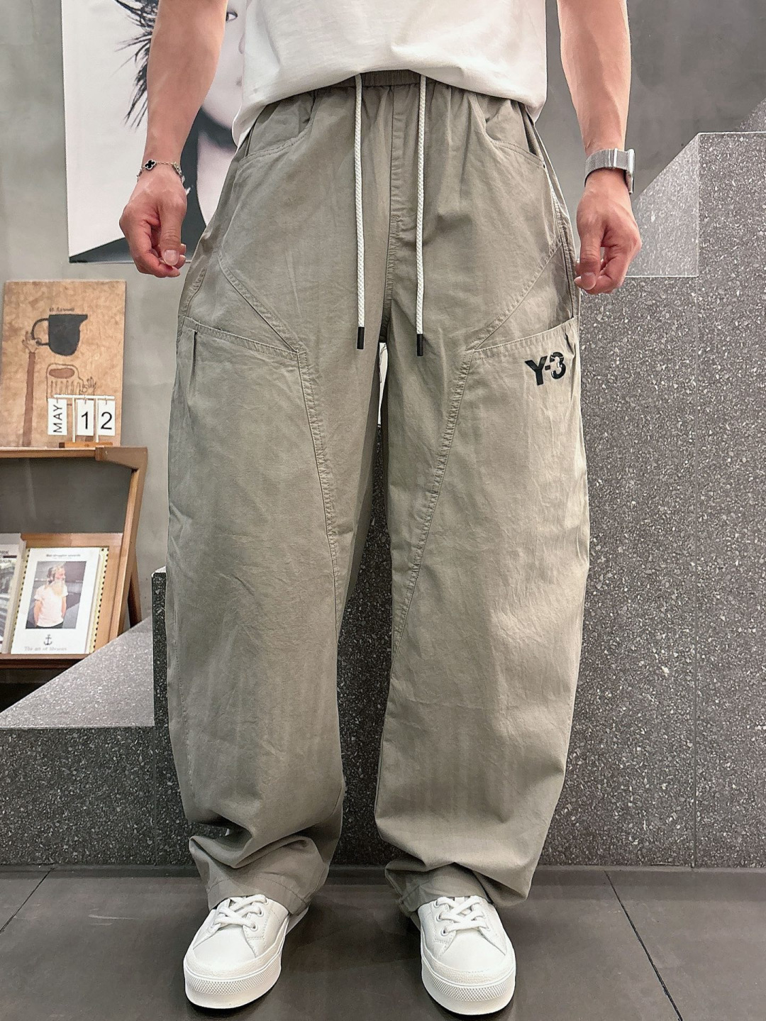 Y.3 夏季新款休闲裤，采用优质洗水棉布面料，整体水洗超级好看炫酷！两侧口袋设计搭配品牌标识，设计感十足