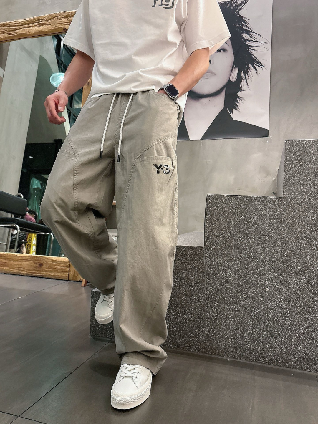 Y.3 夏季新款休闲裤，采用优质洗水棉布面料，整体水洗超级好看炫酷！两侧口袋设计搭配品牌标识，设计感十足