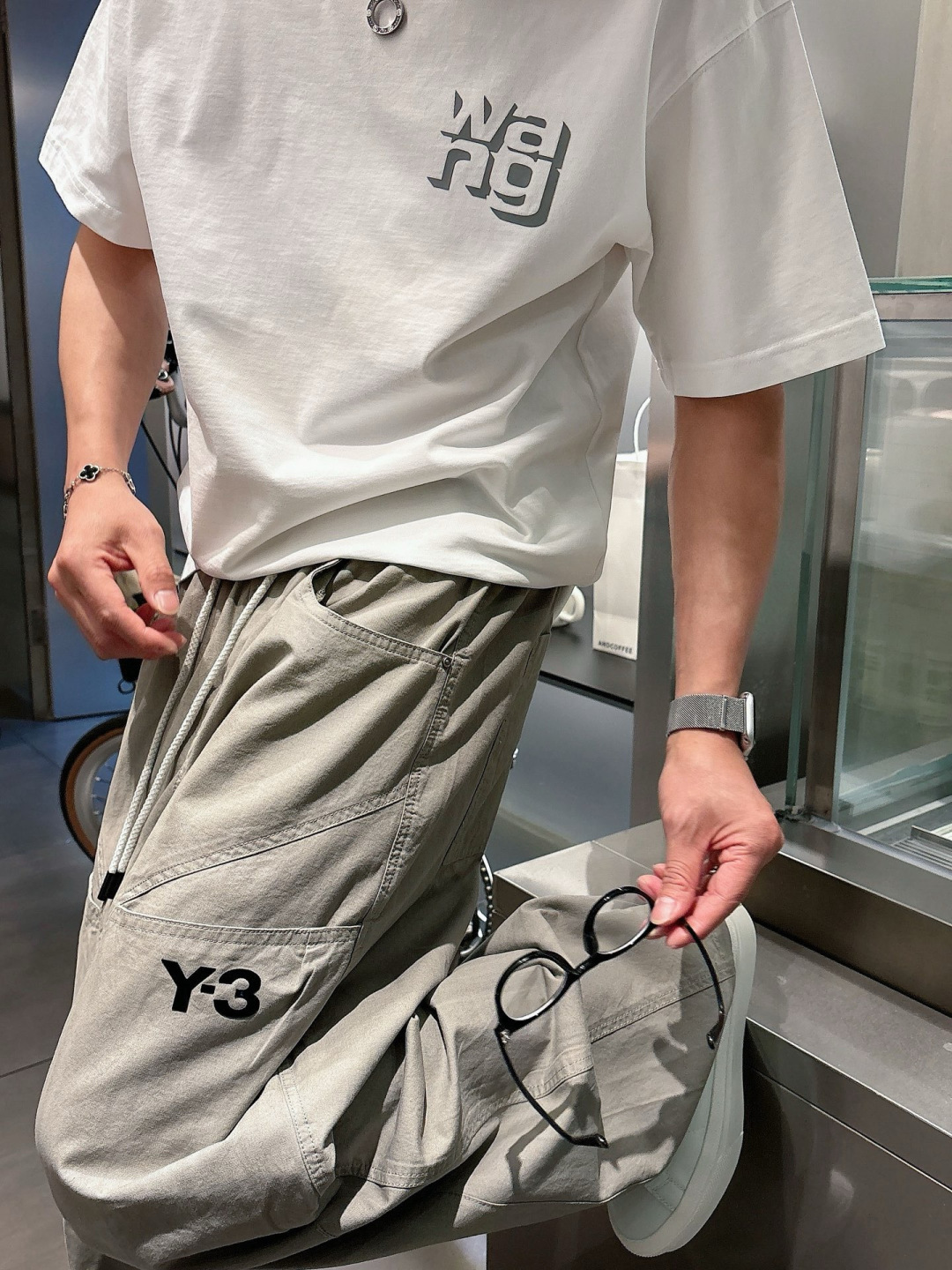Y.3 夏季新款休闲裤，采用优质洗水棉布面料，整体水洗超级好看炫酷！两侧口袋设计搭配品牌标识，设计感十足
