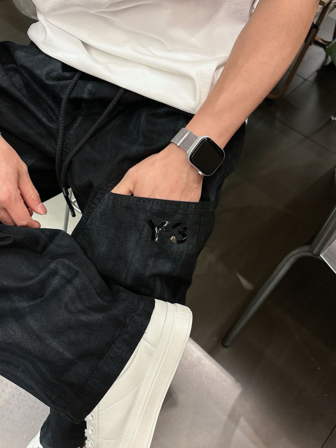 Y.3 夏季新款休闲裤，采用优质洗水棉布面料，整体水洗超级好看炫酷！两侧口袋设计搭配品牌标识，设计感十足