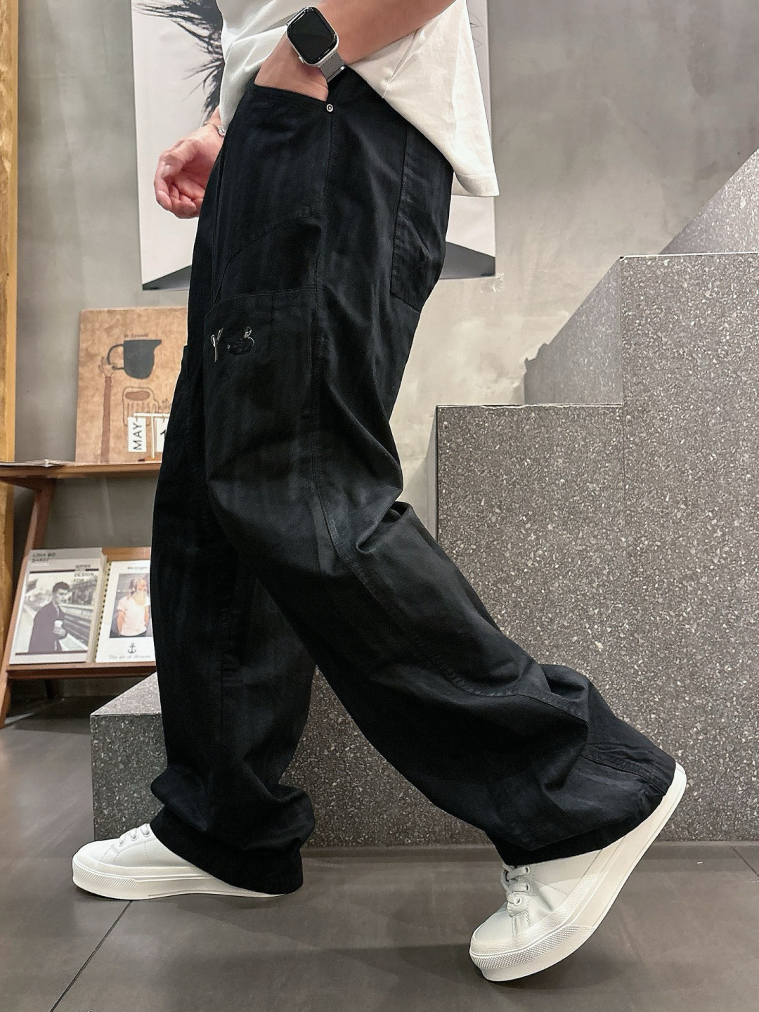 Y.3 夏季新款休闲裤，采用优质洗水棉布面料，整体水洗超级好看炫酷！两侧口袋设计搭配品牌标识，设计感十足