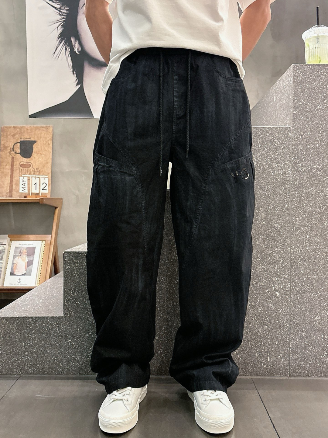Y.3 夏季新款休闲裤，采用优质洗水棉布面料，整体水洗超级好看炫酷！两侧口袋设计搭配品牌标识，设计感十足