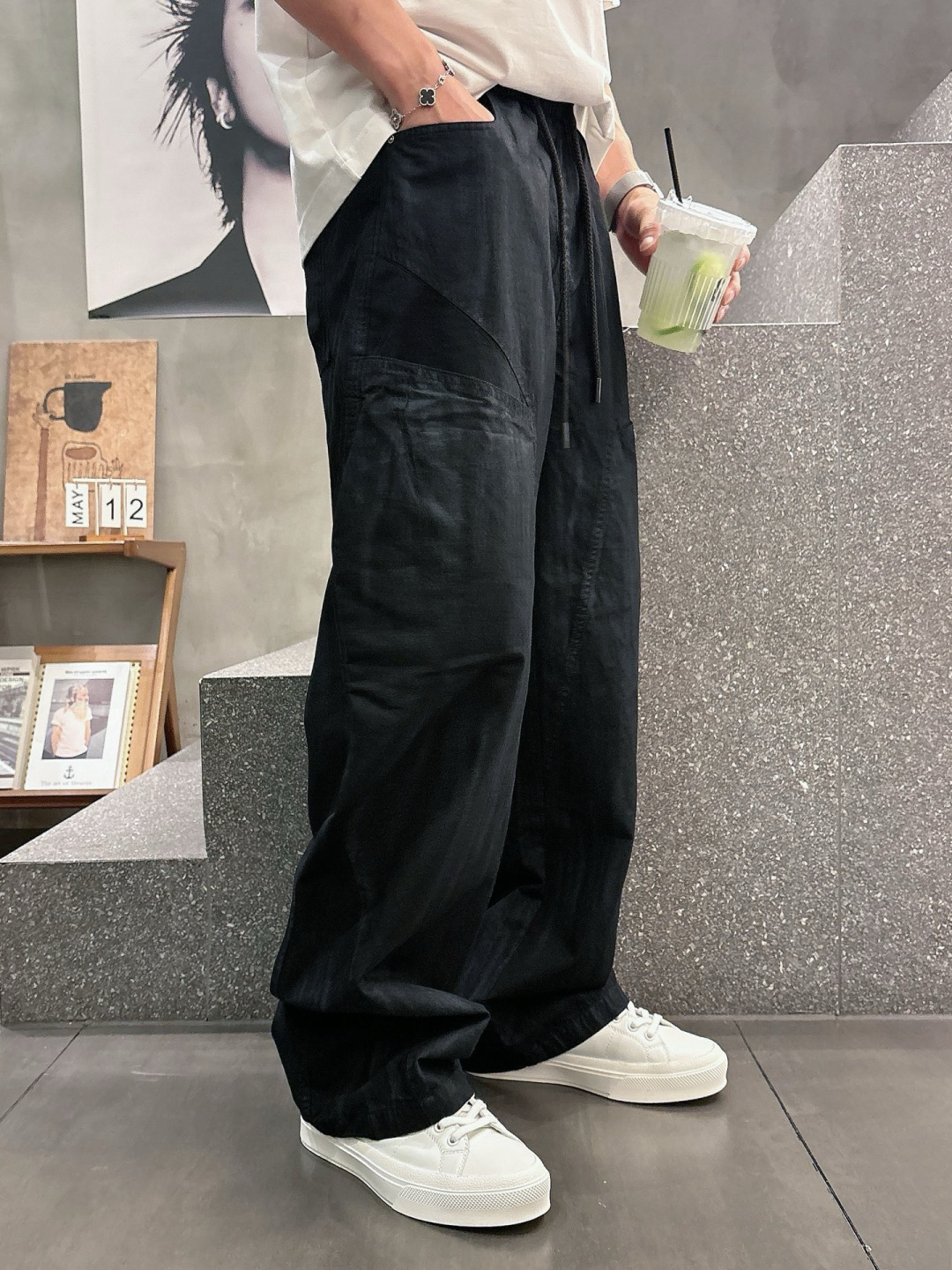 Y.3 夏季新款休闲裤，采用优质洗水棉布面料，整体水洗超级好看炫酷！两侧口袋设计搭配品牌标识，设计感十足