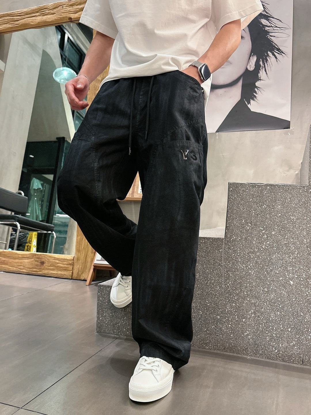 Y.3 夏季新款休闲裤，采用优质洗水棉布面料，整体水洗超级好看炫酷！两侧口袋设计搭配品牌标识，设计感十足