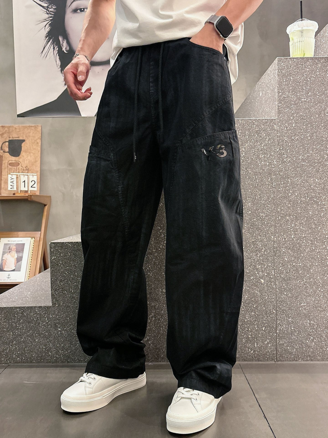 Y.3 夏季新款休闲裤，采用优质洗水棉布面料，整体水洗超级好看炫酷！两侧口袋设计搭配品牌标识，设计感十足
