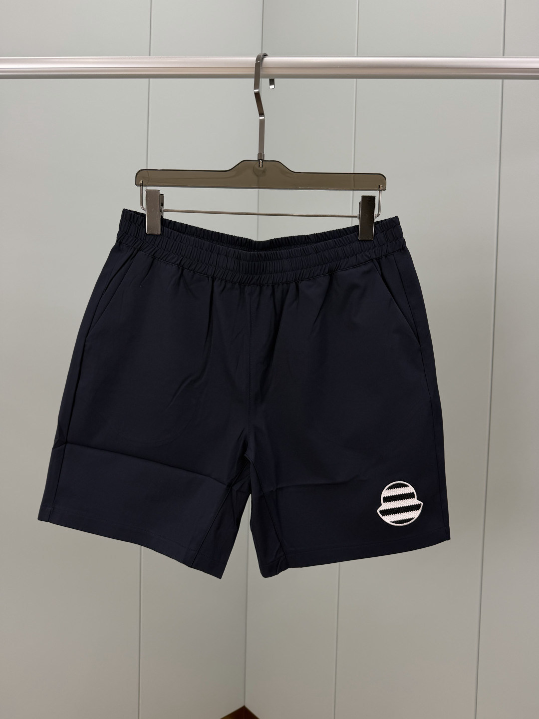 Moncler.蒙口 26夏季新品条纹刺绣徽章再生尼龙四分休闲短裤，正面左侧下摆饰有新季元素条纹刺绣lo
