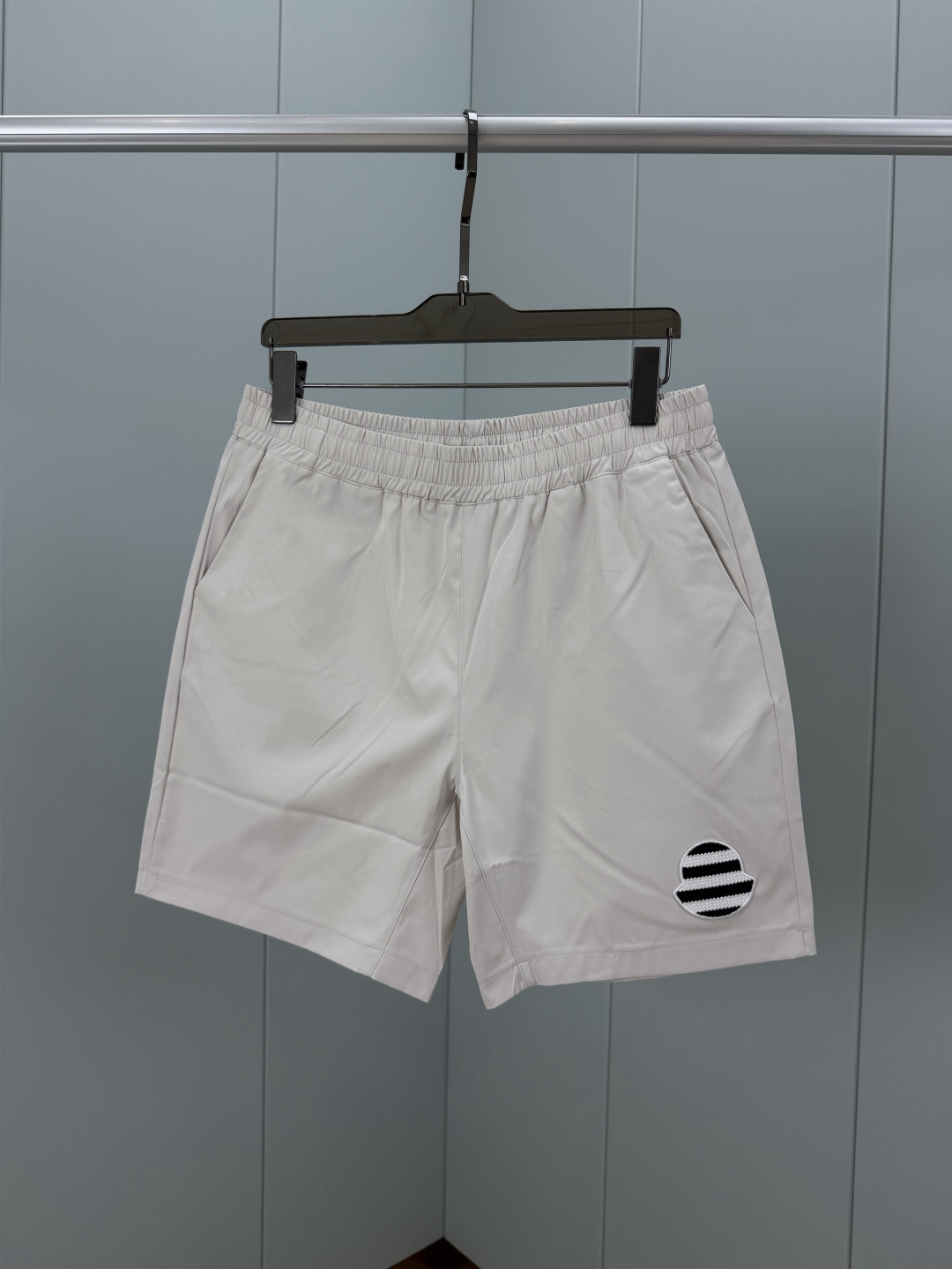 Moncler.蒙口 26夏季新品条纹刺绣徽章再生尼龙四分休闲短裤，正面左侧下摆饰有新季元素条纹刺绣lo