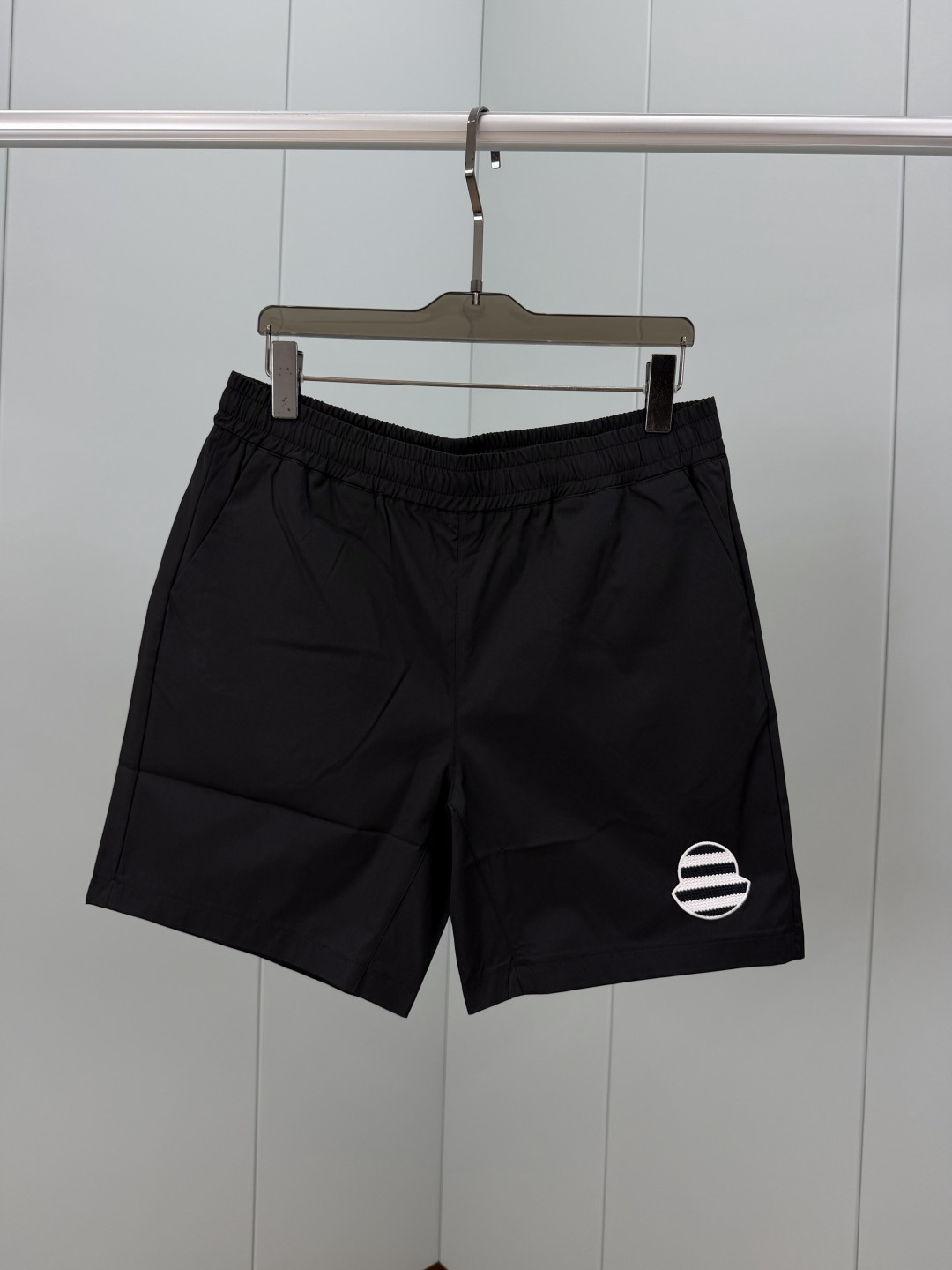 Moncler.蒙口 26夏季新品条纹刺绣徽章再生尼龙四分休闲短裤，正面左侧下摆饰有新季元素条纹刺绣lo