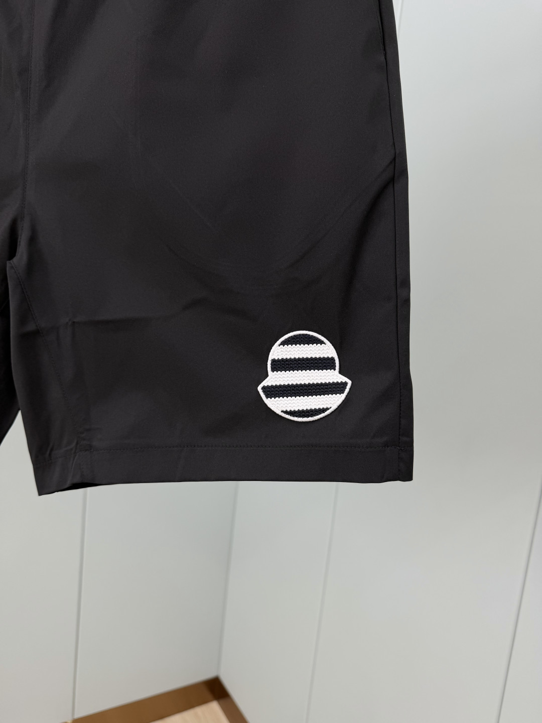 Moncler.蒙口 26夏季新品条纹刺绣徽章再生尼龙四分休闲短裤，正面左侧下摆饰有新季元素条纹刺绣lo