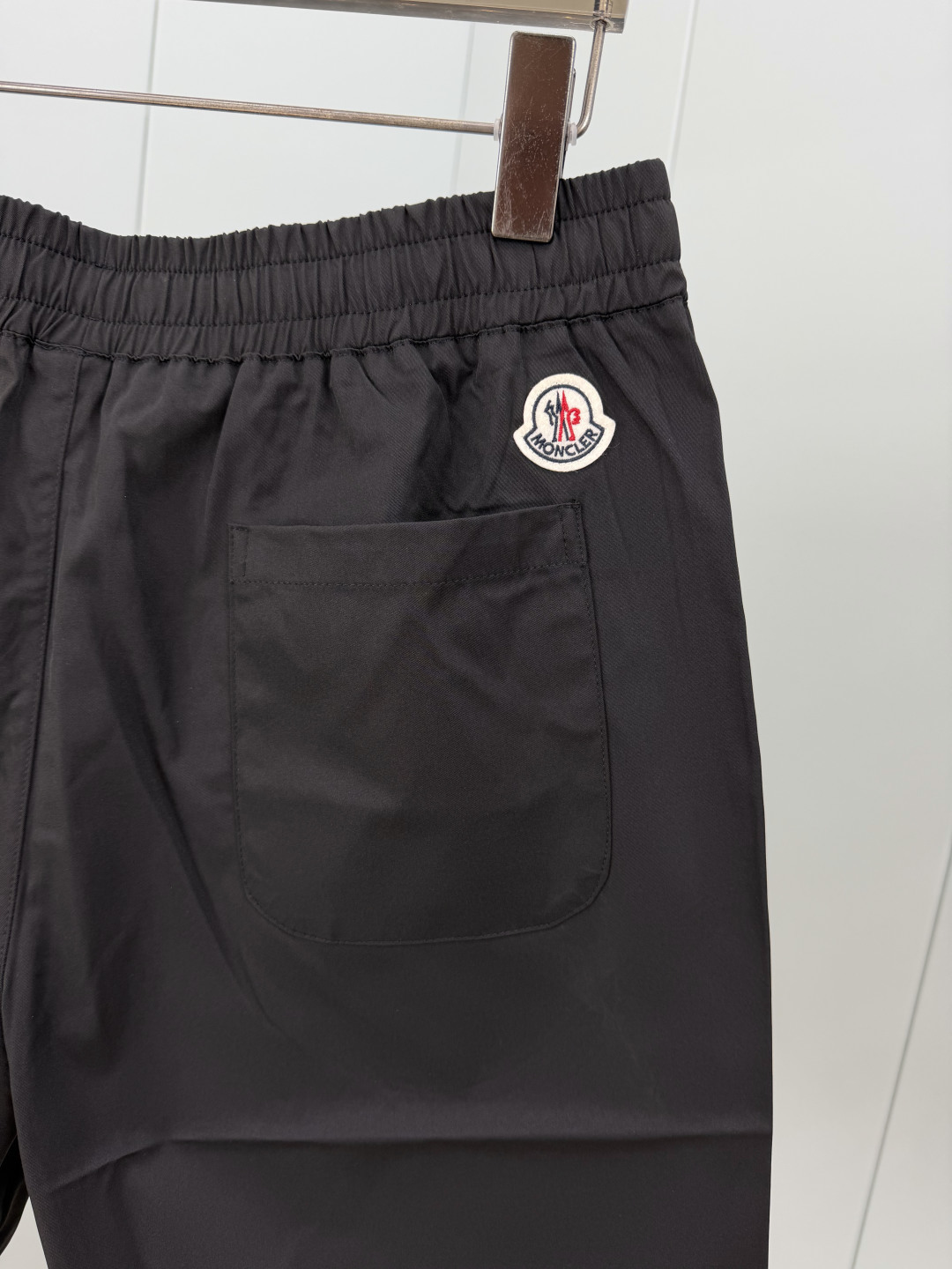 Moncler.蒙口 26夏季新品条纹刺绣徽章再生尼龙四分休闲短裤，正面左侧下摆饰有新季元素条纹刺绣lo