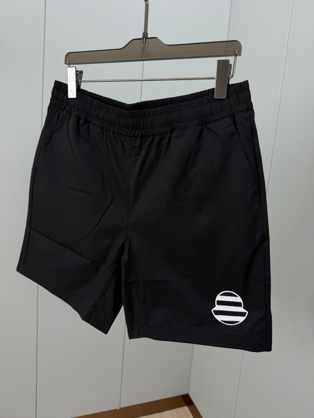 Moncler.蒙口 26夏季新品条纹刺绣徽章再生尼龙四分休闲短裤，正面左侧下摆饰有新季元素条纹刺绣lo