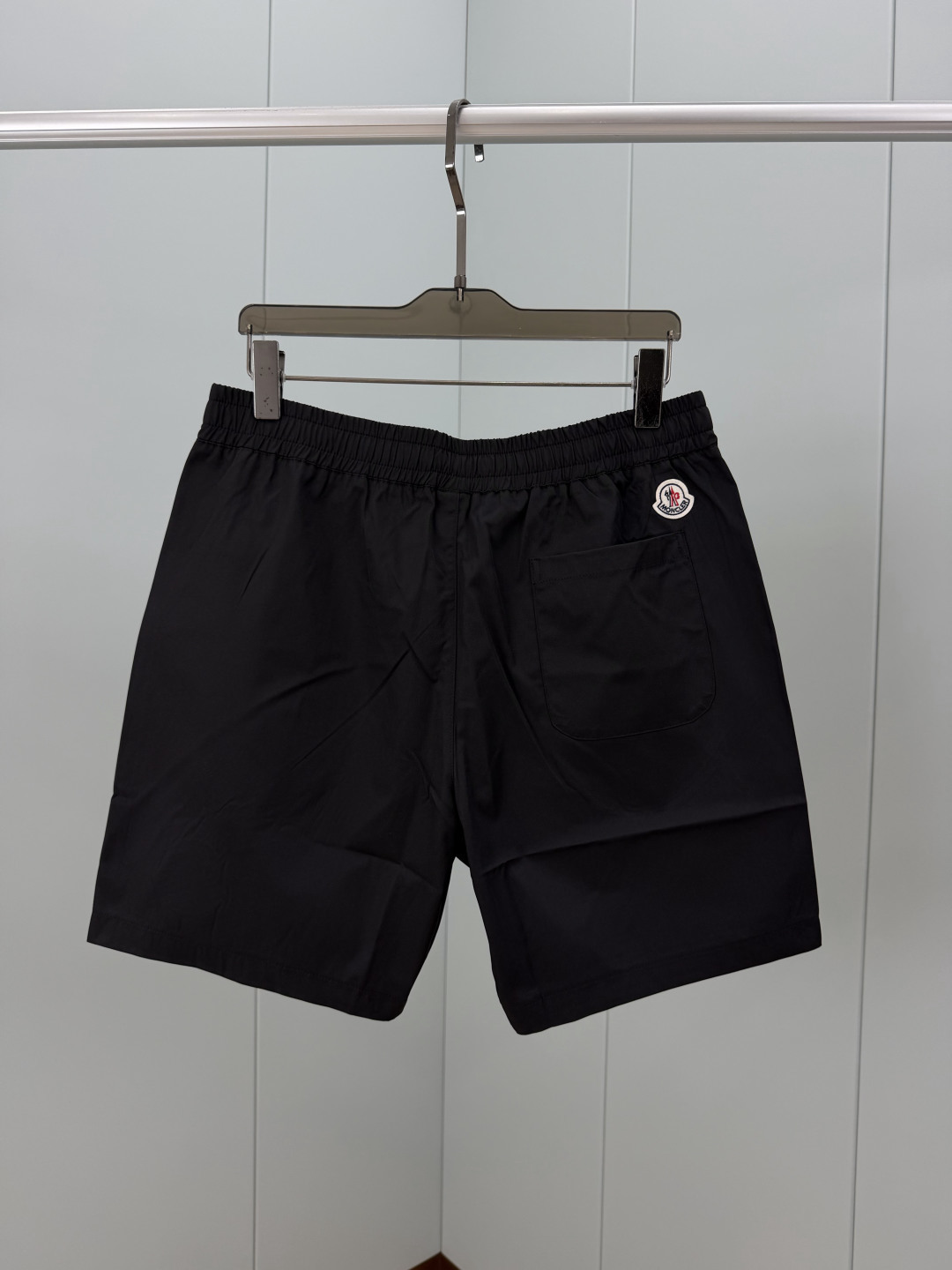 Moncler.蒙口 26夏季新品条纹刺绣徽章再生尼龙四分休闲短裤，正面左侧下摆饰有新季元素条纹刺绣lo