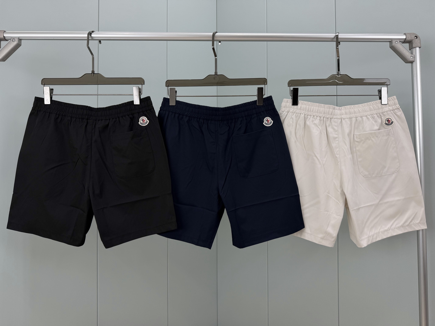 Moncler.蒙口 26夏季新品条纹刺绣徽章再生尼龙四分休闲短裤，正面左侧下摆饰有新季元素条纹刺绣lo