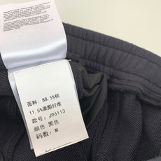 石头家最新经典款休闲五分短裤 内敛低调的设计风格,裤口标志logo徽章刺绣点缀设计 合体版型 面料采 石头家最新经典款休闲五分短裤 内敛低调的设计风格,裤口标志logo徽章刺绣点缀设计 合体版型 面料采