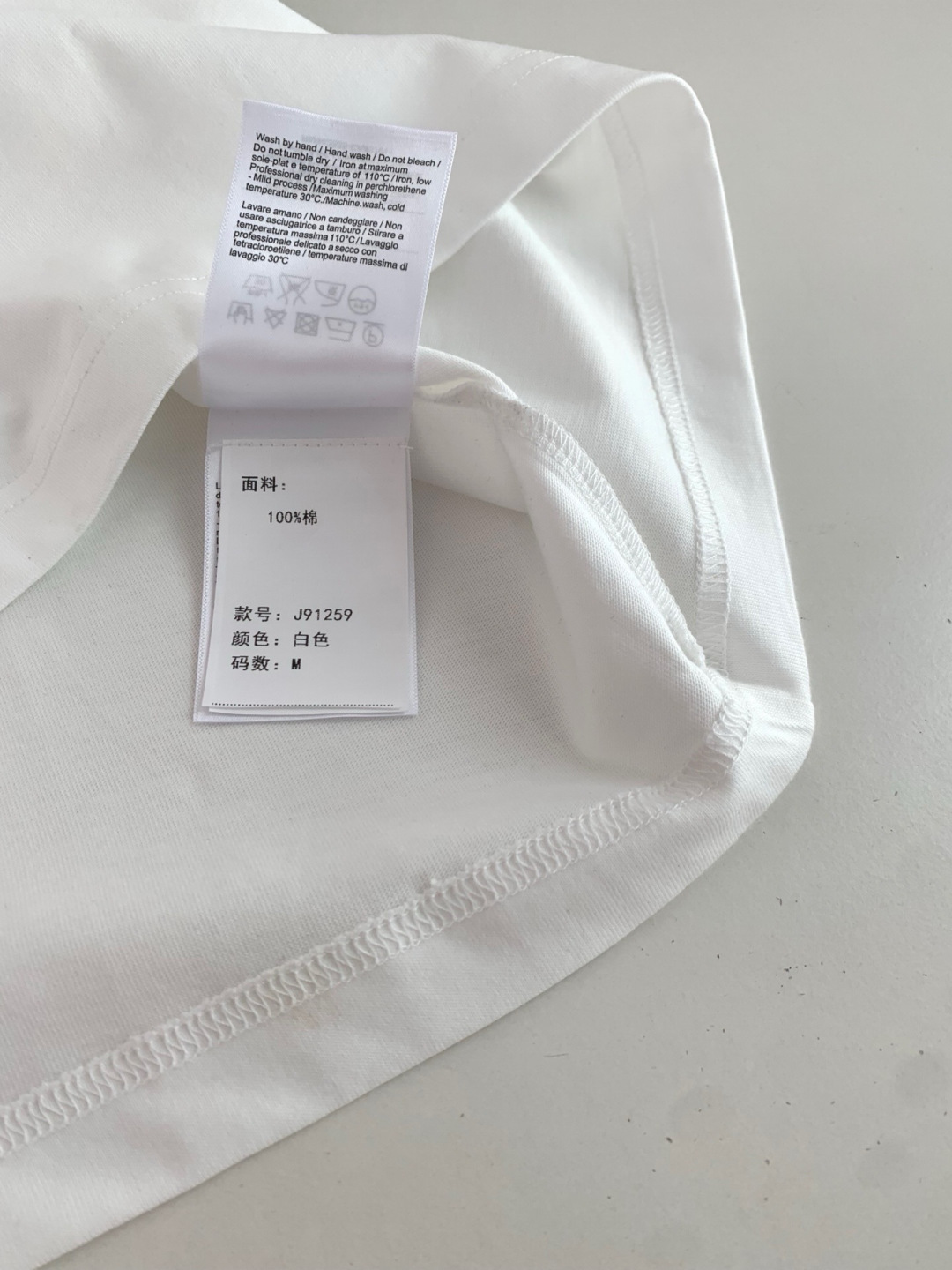 BUR2026春夏新款圆领短袖T恤衫 精选高支纯棉面料 亲肤舒适，款式简约，肩部格纹时尚拼接工艺 胸口和