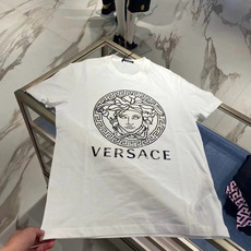 Versace 2026春夏新品经典重塑美杜莎印花T恤,100支双股丝光长绒棉面料,穿着舒适透气。胸前白 Versace 2026春夏新品经典重塑美杜莎印花T恤,100支双股丝光长绒棉面料,穿着舒适透气。胸前白