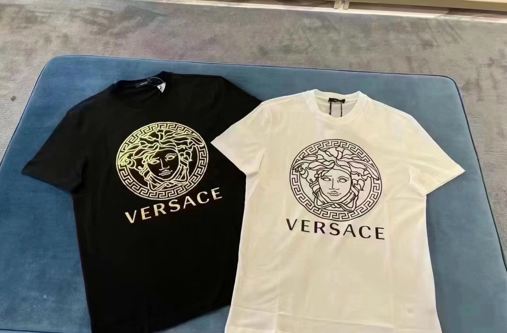 Versace 2026春夏新品经典重塑美杜莎印花T恤，100支双股丝光长绒棉面料，穿着舒适透气。胸前白
