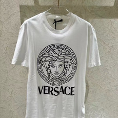 Versace 2026春夏新品经典重塑美杜莎印花T恤,100支双股丝光长绒棉面料,穿着舒适透气。胸前白 Versace 2026春夏新品经典重塑美杜莎印花T恤,100支双股丝光长绒棉面料,穿着舒适透气。胸前白