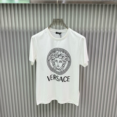 Versace 2026春夏新品经典重塑美杜莎印花T恤,100支双股丝光长绒棉面料,穿着舒适透气。胸前白 Versace 2026春夏新品经典重塑美杜莎印花T恤,100支双股丝光长绒棉面料,穿着舒适透气。胸前白