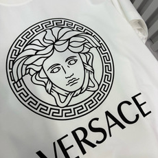Versace 2026春夏新品经典重塑美杜莎印花T恤,100支双股丝光长绒棉面料,穿着舒适透气。胸前白 Versace 2026春夏新品经典重塑美杜莎印花T恤,100支双股丝光长绒棉面料,穿着舒适透气。胸前白