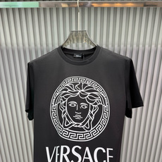 Versace 2026春夏新品经典重塑美杜莎印花T恤,100支双股丝光长绒棉面料,穿着舒适透气。胸前白 Versace 2026春夏新品经典重塑美杜莎印花T恤,100支双股丝光长绒棉面料,穿着舒适透气。胸前白