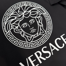 Versace 2026春夏新品经典重塑美杜莎印花T恤,100支双股丝光长绒棉面料,穿着舒适透气。胸前白 Versace 2026春夏新品经典重塑美杜莎印花T恤,100支双股丝光长绒棉面料,穿着舒适透气。胸前白