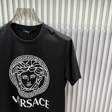 Versace 2026春夏新品经典重塑美杜莎印花T恤,100支双股丝光长绒棉面料,穿着舒适透气。胸前白 Versace 2026春夏新品经典重塑美杜莎印花T恤,100支双股丝光长绒棉面料,穿着舒适透气。胸前白
