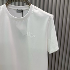 Dior2026春夏系列的植绒印花字母修身版型T恤,主打极简高级感与日常百搭性,适合追求低调 Dior2026春夏系列的植绒印花字母修身版型T恤,主打极简高级感与日常百搭性,适合追求低调