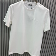 Dior2026春夏系列的植绒印花字母修身版型T恤,主打极简高级感与日常百搭性,适合追求低调 Dior2026春夏系列的植绒印花字母修身版型T恤,主打极简高级感与日常百搭性,适合追求低调