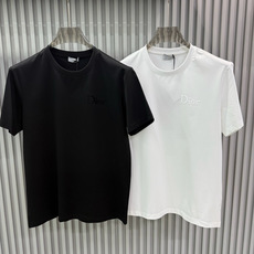 Dior2026春夏系列的植绒印花字母修身版型T恤,主打极简高级感与日常百搭性,适合追求低调 Dior2026春夏系列的植绒印花字母修身版型T恤,主打极简高级感与日常百搭性,适合追求低调
