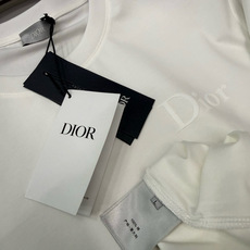 Dior2026春夏系列的植绒印花字母修身版型T恤,主打极简高级感与日常百搭性,适合追求低调 Dior2026春夏系列的植绒印花字母修身版型T恤,主打极简高级感与日常百搭性,适合追求低调