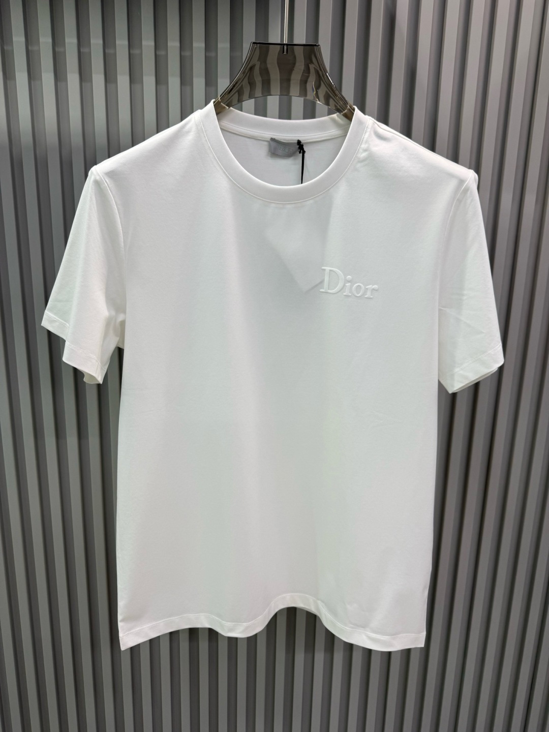 Dior2026春夏系列​​的​​植绒印花字母修身版型T恤​​，主打极简高级感与日常百搭性，适合追求低调
