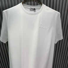 Dior2026春夏系列的植绒印花字母修身版型T恤,主打极简高级感与日常百搭性,适合追求低调 Dior2026春夏系列的植绒印花字母修身版型T恤,主打极简高级感与日常百搭性,适合追求低调